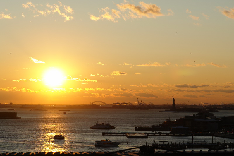 Закат в декабре - Статуя свободы город Нью-Йорк